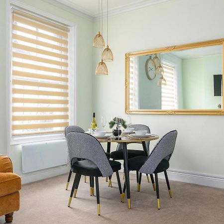 Appartamento Cosy Flat 5 Min From Holland Park Station! Londra Esterno foto