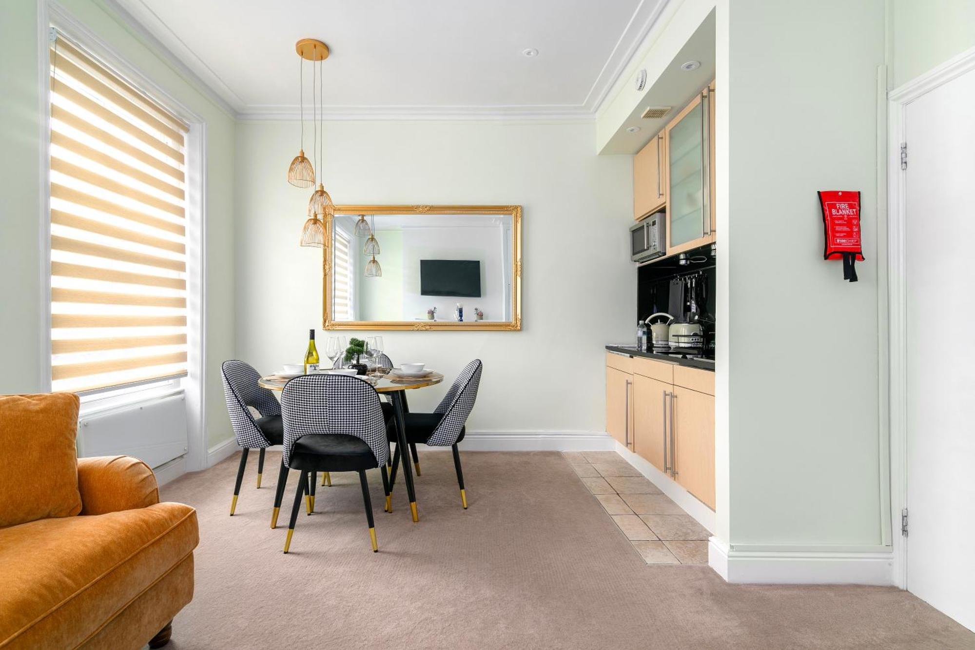 Appartamento Cosy Flat 5 Min From Holland Park Station! Londra Esterno foto