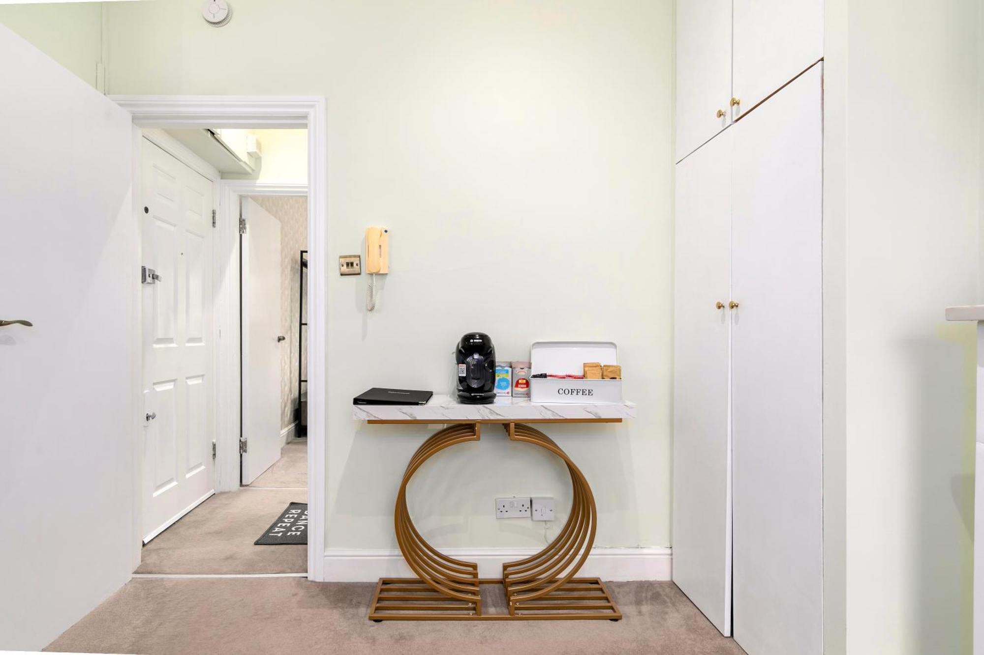 Appartamento Cosy Flat 5 Min From Holland Park Station! Londra Esterno foto